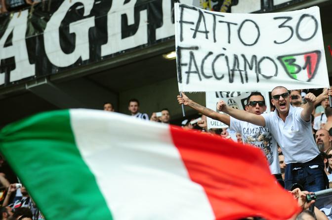 A Torino è il grande giorno della festa scudetto bianconera, i tifosi hanno gremito lo Juventus Stadium in occasione dalla sfida con il Palermo. Ap